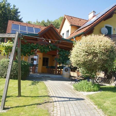 Riegler'S Buschenschank Fürstenfeld Buitenkant foto